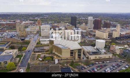 Soffici nuvole bianche compaiono dopo la tempesta di pioggia nel centro cittadino di Akron, Ohio Foto Stock