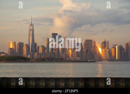 La luce spettacolare si riflette sugli edifici e sulle infrastrutture di Manhattan NEW YORK Foto Stock