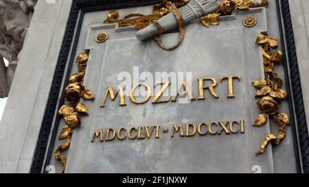 Statua di Mozart a Vienna, Austria. Wolfgang Amadeus Mozart è sicuramente uno dei nomi più conosciuti legati a Vienna e Au Foto Stock