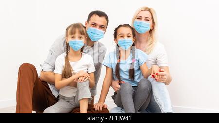 Famiglia moderna in quarantena preventiva a causa della pandemia globale Foto Stock