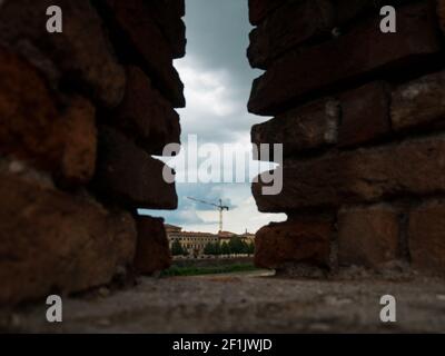 Vista sull'Adige dal ponte di castelvecchio a Verona, meta di turisti innamorati Foto Stock