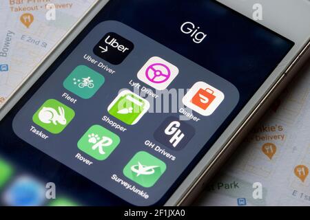 Le app Gig assortite vengono visualizzate su un iPhone: Uber driver, Lyft driver, Dasher, Postmates Fleet, Instacart Shopper, GH Drivers, Tasker di TaskRabbit... Foto Stock