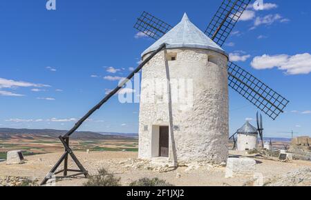 Viaggi, bella estate sopra i mulini a vento sul campo in Spagna Foto Stock