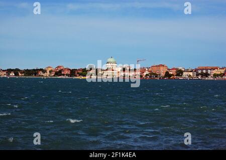 Vista sulla laguna veneta dall'isola di San Servelo al Lido. L'edificio a cupola è la chiesa di Santa Maria Elisabetta. Foto Stock