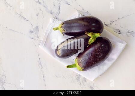 Melanzane fresche su sfondo chiaro Foto Stock