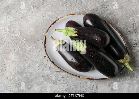 Piatto con melanzane fresche su fondo grunge Foto Stock