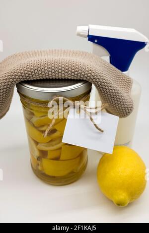 detergente per limoni fatto in casa con flacone spray, panno per pulizia e un'etichetta non etichettata sul vaso di vetro Foto Stock