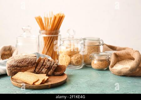 Set di prodotti diversi sul tavolo Foto Stock