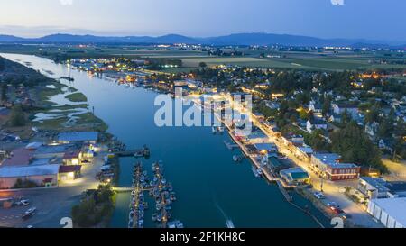 Vista aerea di Night Falls su LaConner Washington e Swinomish Canale Foto Stock