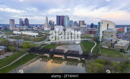 Vista aerea sullo skyline di Columbus, Ohio, con il fiume Scioto Foto Stock