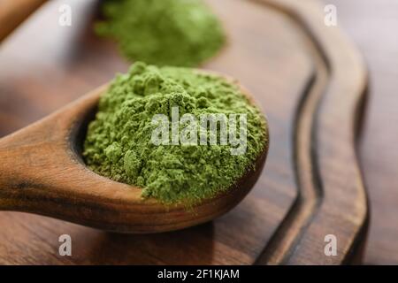 Cucchiaio con tè matcha in polvere, guardaroba Foto Stock