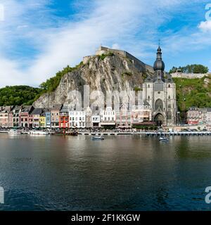 Vista sulla piccola città di Dinant con il fiume Maas e la cittadella e la cattedrale nella città vecchia Foto Stock