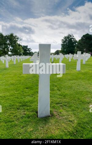 Lapide di una tomba non segnata e di un soldato sconosciuto al Cimitero americano a Omaha Beach Foto Stock