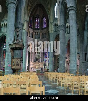 Vista interna della cattedrale di Notre Dame de Dinant in Belgio Foto Stock