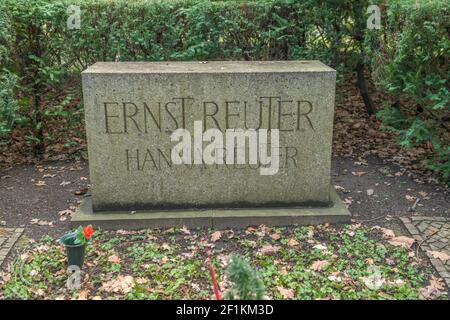 Grabmal, Ernst und Hanna Reuter, Waldfriedhof, Potsdamer Chaussee, Zehlendof, Berlino, Deutschland Foto Stock