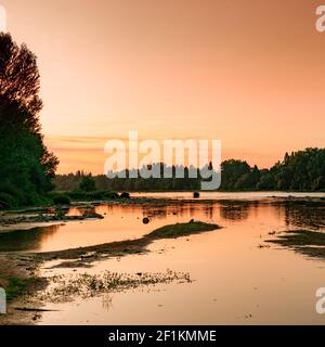 Pittoresco e tranquillo tramonto estivo serale sul fiume Loira In Francia Foto Stock