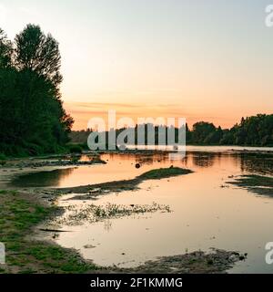 Pittoresco e tranquillo tramonto estivo serale sul fiume Loira In Francia Foto Stock