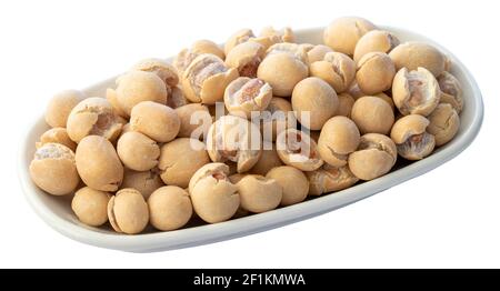 Nocciolina, non rivestita di soia sapore di noce isolato su fondo bianco. Fıstık toppy Foto Stock