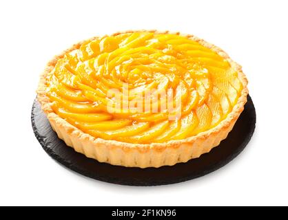 Piatto con gustosa torta di mango su sfondo bianco Foto Stock