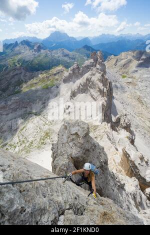 Attraente scalatore femminile su una ripida Via Ferrata nel Dolomiti Italiane Foto Stock