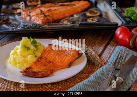 filetto di salmone alla griglia con purè di patate Foto Stock