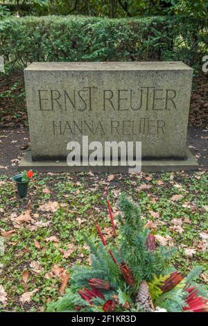 Grabmal, Ernst und Hanna Reuter, Waldfriedhof, Potsdamer Chaussee, Zehlendof, Berlino, Deutschland Foto Stock