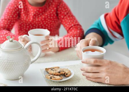 Felice padre e figlia che hanno la prima colazione a casa Foto Stock