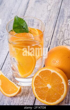 Sano detox arancio con arancio fresco e calce, in vetro. Foto Stock
