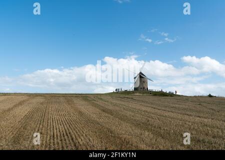 I turisti visitano il famoso e storico mulino a vento Moidrey vicino a le Mont Saint-Michel in Francia Foto Stock