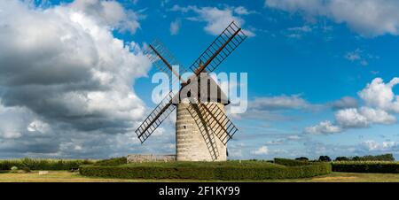 Vista panoramica dello storico mulino a vento Moulin de Pierre in Hauville in Normandia Foto Stock