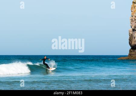 Teenager surf sulla costa occidentale della Bretagna in Francia Presso la spiaggia di Toulinguet vicino a Camaret-sur-Mer Foto Stock