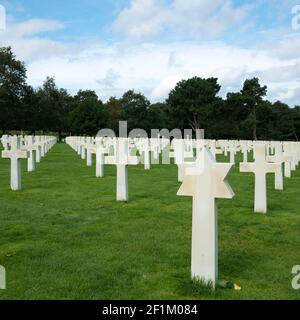 Vista delle lapidi cristiane ed ebraiche nel Cimitero Americano A Omaha Beach in Normandia Foto Stock