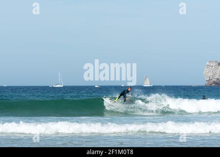 Teenager surf sulla costa occidentale della Bretagna in Francia Presso la spiaggia di Toulinguet vicino a Camaret-sur-Mer Foto Stock