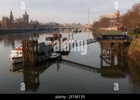 Il Tamigi, Westminster e il London Eye. Tratto da Lambeth Bridge verso est - Lambeth, Londra, Regno Unito Foto Stock