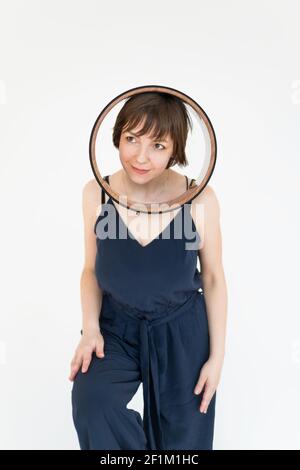 Donna è impegnata con un anello di yogi sulla sua testa Foto Stock