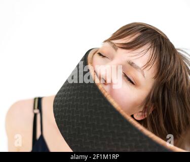 Donna è impegnata con un anello di yogi sulla sua testa Foto Stock