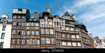 Case a graticcio sulla Place des Lices nel Storico centro storico di Rennes in Bretagna Foto Stock