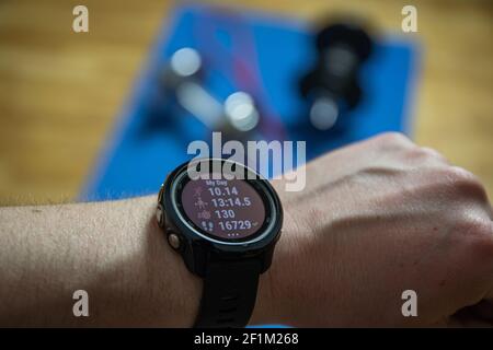 Allenati a casa. Primo piano dello smartwatch che mostra una formazione produttiva. L'orologio sportivo mostra informazioni sugli allenamenti. Foto Stock