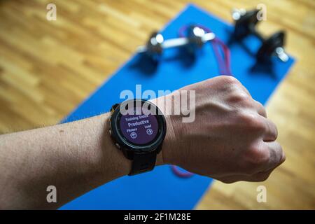 Allenati a casa. Primo piano dello smartwatch che mostra una formazione produttiva. L'orologio sportivo mostra informazioni sugli allenamenti. Foto Stock