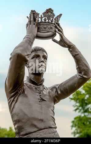 Scultura del principe Hal che tiene la corona al memoriale di Ronald Gower a Stratford-upon-Avon, Inghilterra, Regno Unito Foto Stock