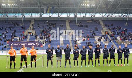 DNIPRO, UCRAINA - 8 MARZO 2021 - i Referenti e i giocatori di SC Dnipro-1 si allineano prima della partita Ucraina Premier League Matchday 17 contro il FC Oleksandriia alla Dnipro Arena, Dnipro, Ucraina centrale. Credit: Ukrinform/Alamy Live News Foto Stock