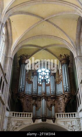 Vista interna della cattedrale di Digione con l'organo Foto Stock