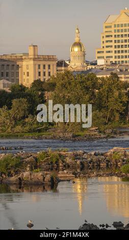 Waterfront Sezione Trenton New Jersey Fiume Delaware e capitale Statehouse Foto Stock