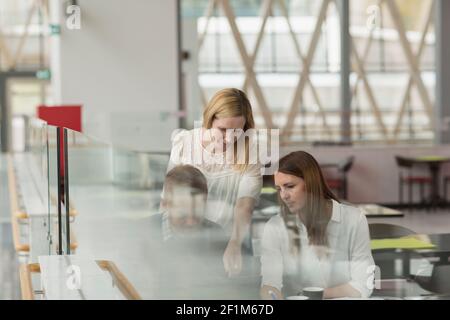 Colleghi che si riunano all'aeroporto Foto Stock
