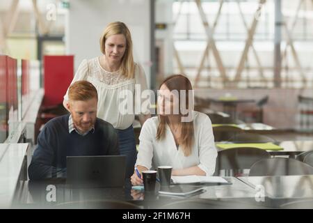Colleghi che si riunano all'aeroporto Foto Stock