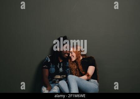 Felice coppia insieme, studio girato Foto Stock