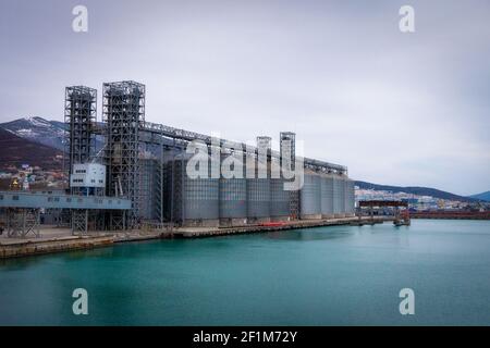 serbatoi di deposito di grano nel porto vicino al mare Foto Stock