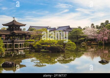 Giardino giapponese nel Santuario Heian, Kyoto, Giappone con fiore di ciliegio Foto Stock