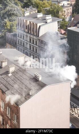 Vista aerea del fuoco di un vecchio edificio a Szczecin, Polonia. Foto Stock