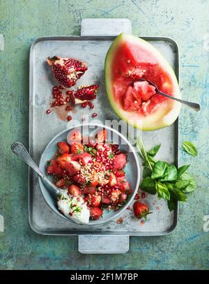 Frutta fresca su vassoio in metallo Foto Stock